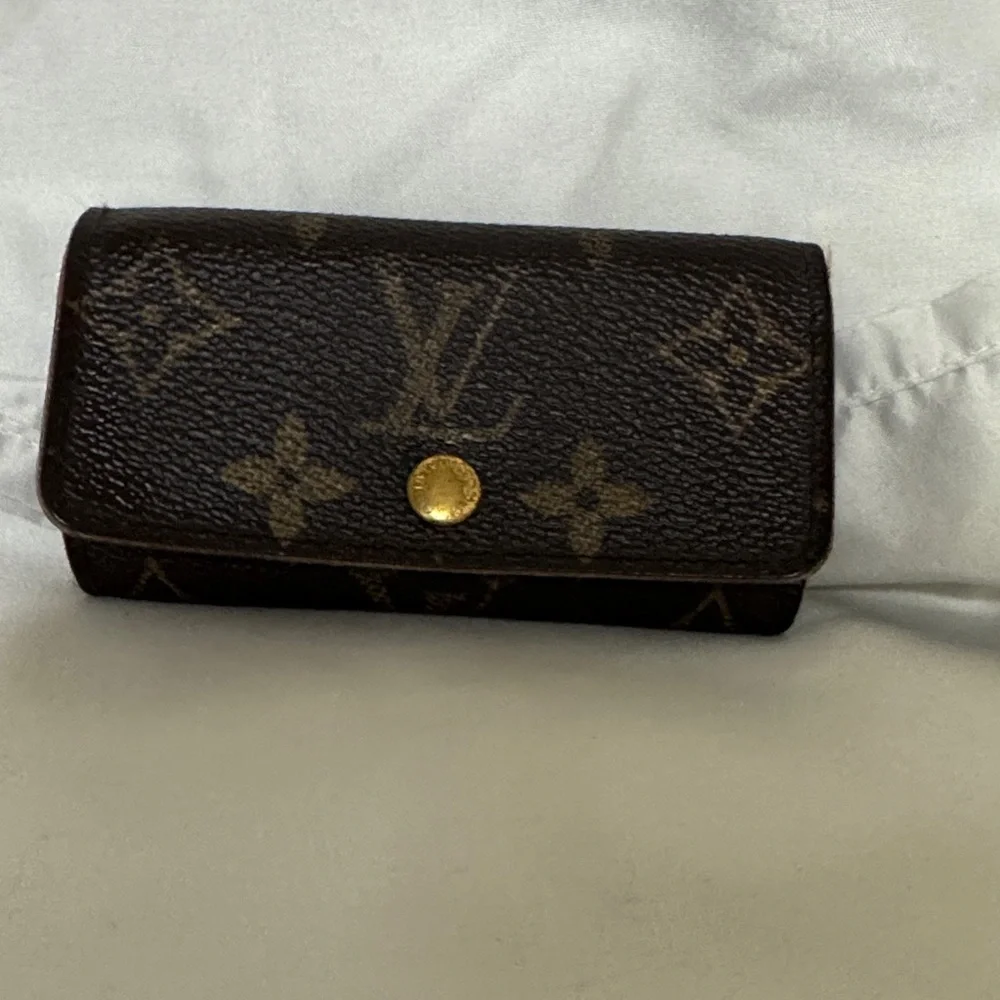 Louis Vuitton Monogram Canvas Key Pouch in Brown with Gold Snap - Picture 1 of 16